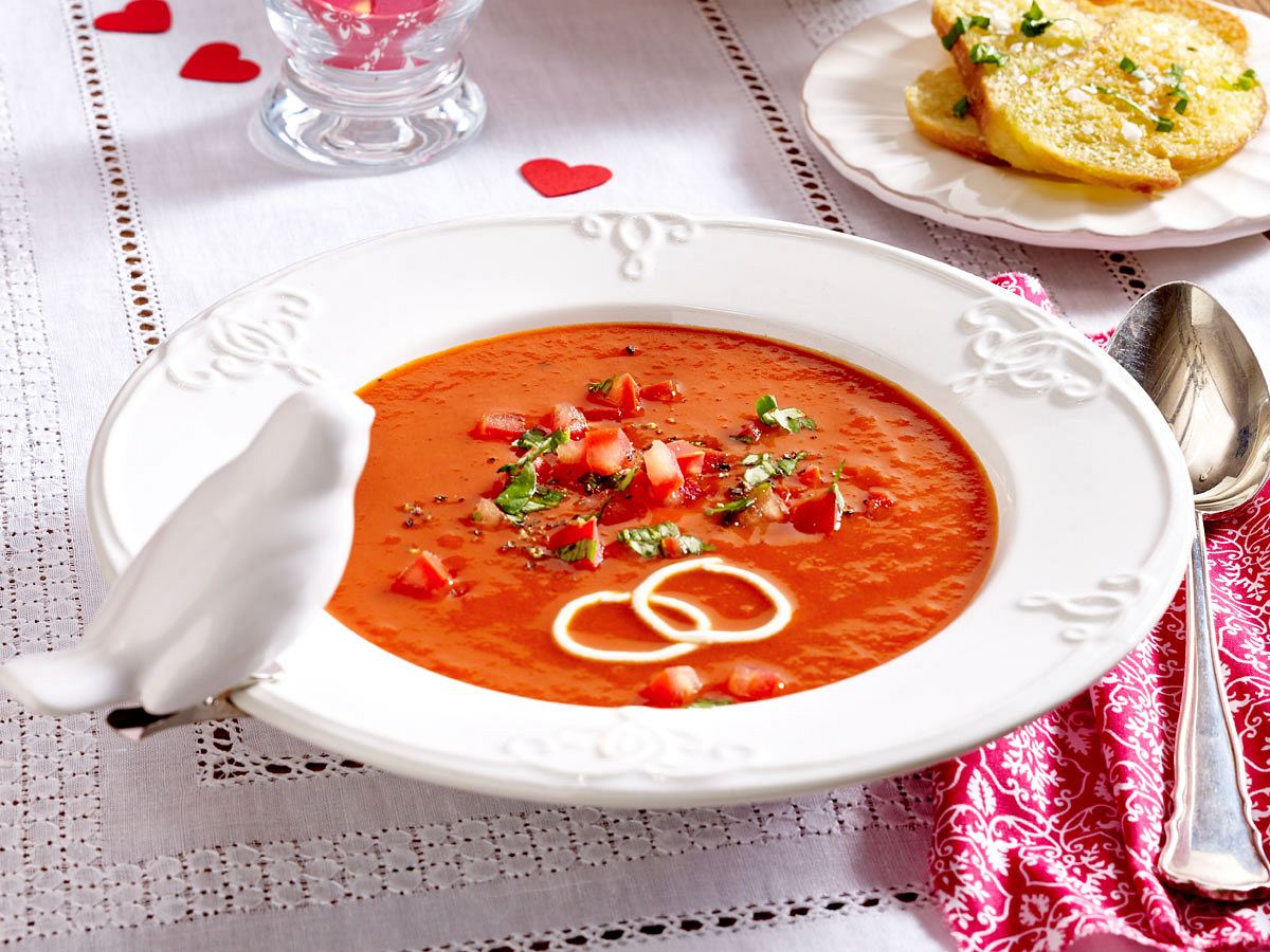 Rezept fürs Candle-Light-Dinner: Tomatensuppe mit Basilikum-Crostini