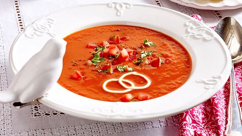 Rezept fürs Candle-Light-Dinner: Tomatensuppe mit Basilikum-Crostini - Foto: House of Food / Bauer Food Experts KG