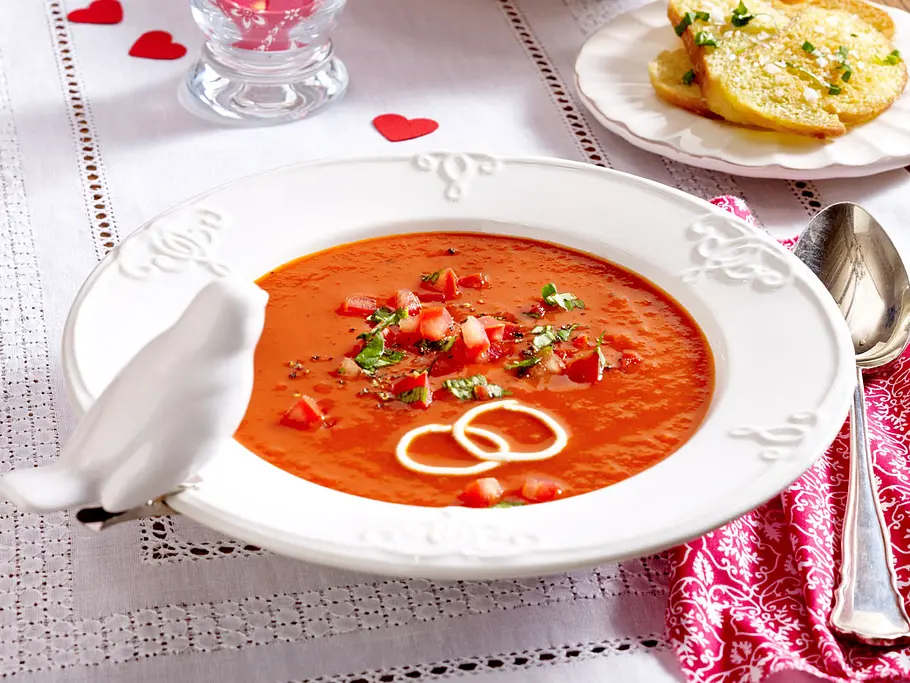 Candle-Light-Dinner: Rezepte für 2 Personen Rezept fürs Candle-Light-Dinner: Tomatensuppe mit Basilikum-Crostini
