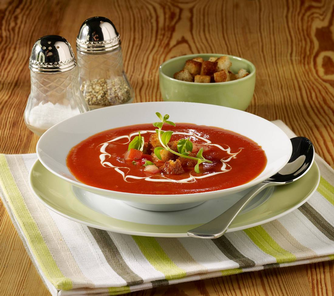 Tomatensuppe mit Créme fraîche und Croûtons Rezept | LECKER
