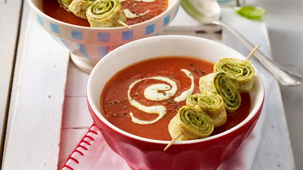 Tomatensuppe mit Crespelle-Spießchen Rezept - Foto: LECKER @ Bauer Media Group Tomatensuppe mit Crespelle-Spießchen Rezept - Foto: LECKER @ Bauer Media Group