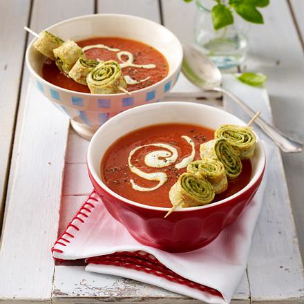 Tomatensuppe mit Crespelle-Spießchen Rezept Tomatensuppe mit Crespelle-Spießchen Rezept