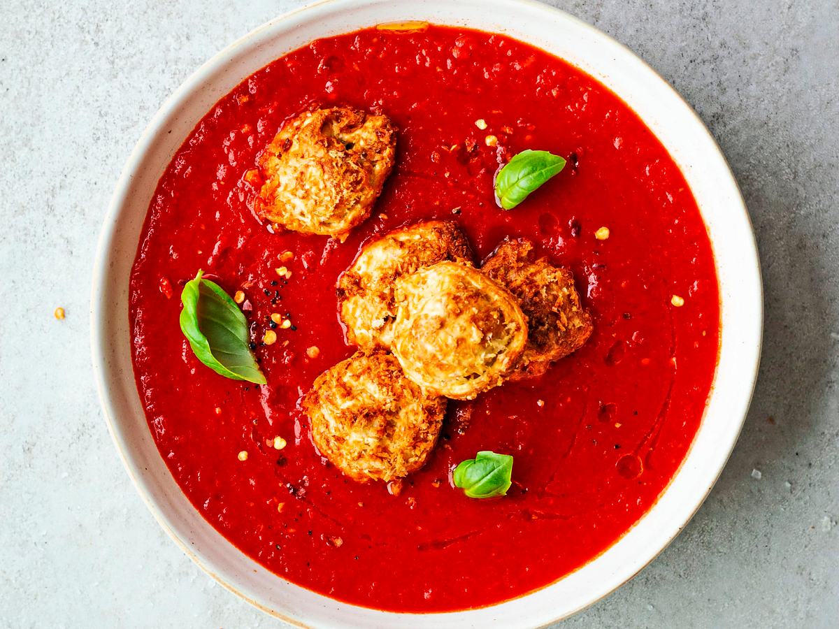  Tomatensuppe mit crispy Tortellini Rezept