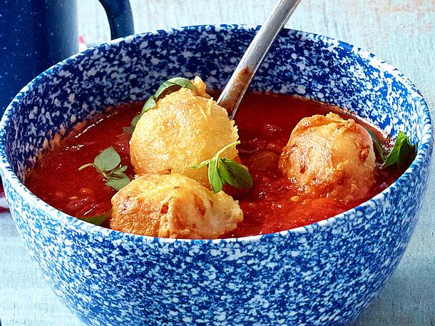 Tomatensuppe mit gebratenen Käsenockerln Rezept Tomatensuppe mit gebratenen Käsenockerln Rezept