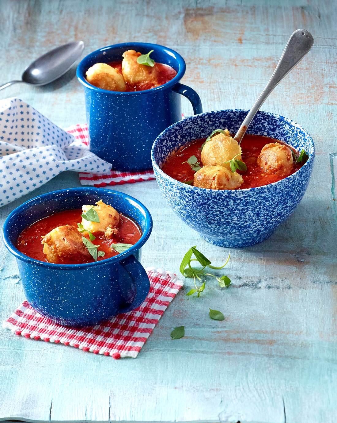 Tomatensuppe mit gebratenen Käsenockerln Rezept | LECKER