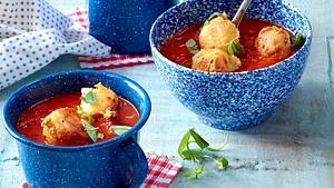 Tomatensuppe mit gebratenen Käsenockerln Rezept - Foto: House of Food / Bauer Food Experts KG