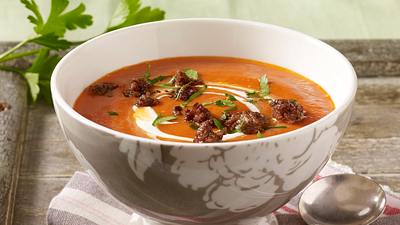 Tomatensuppe mit geröstetem Hack Rezept - Foto: House of Food / Bauer Food Experts KG