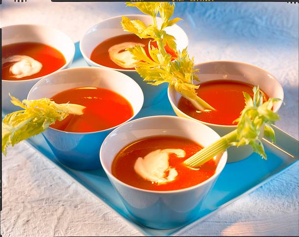 Tomatensuppe mit Gin-Sahne Rezept Tomatensuppe mit Gin-Sahne Rezept
