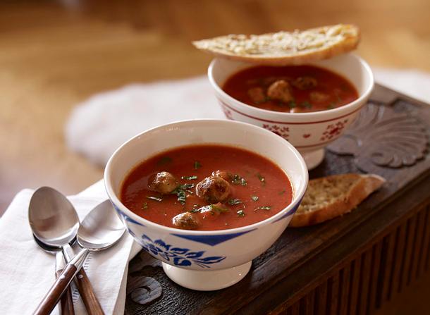 Tomatensuppe mit Hackbällchen und Parmesan-Ciabatta Rezept Tomatensuppe mit Hackbällchen und Parmesan-Ciabatta Rezept