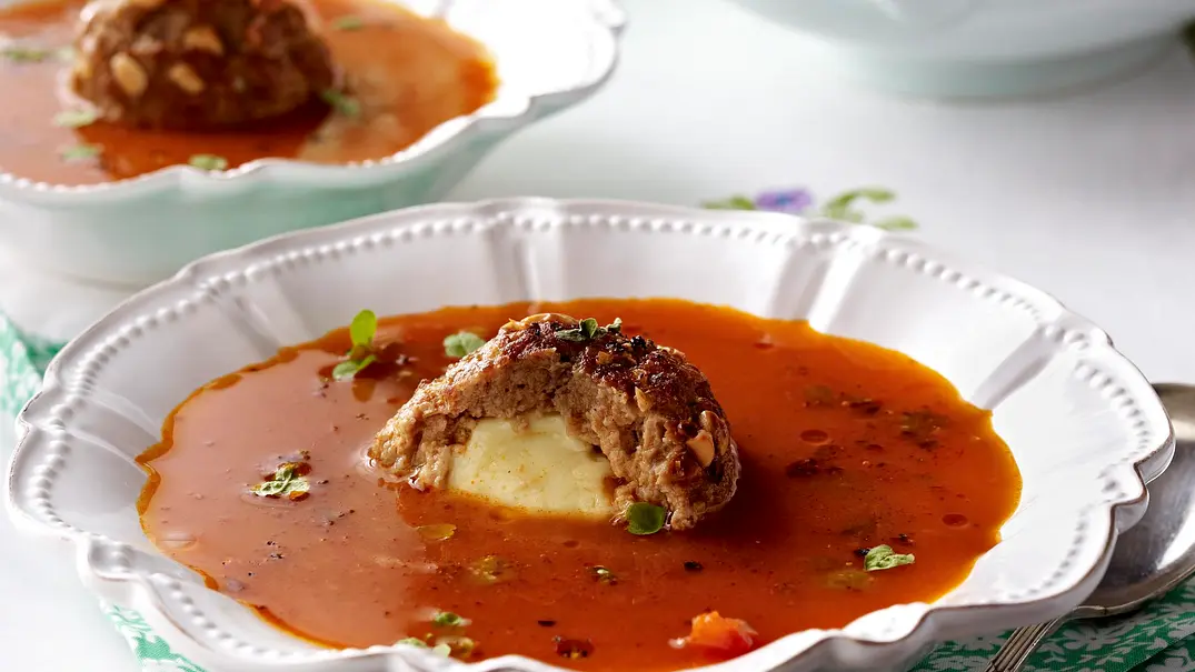 Tomatensuppe mit Hackknödel „surprise“ Rezept - Foto: LECKER @ Bauer Media Group