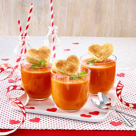 Tomatensuppe mit Käsetoast-Herzen Rezept