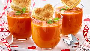 Tomatensuppe mit Käsetoast-Herzen Rezept - Foto: House of Food / Bauer Food Experts KG