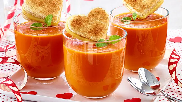 Tomatensuppe mit Käsetoast-Herzen Rezept - Foto: LECKER @ Bauer Media Group