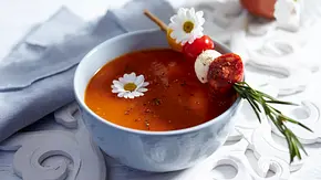 Tomatensuppe mit Mozzarellaspießchen Rezept - Foto: LECKER @ Bauer Media Group Tomatensuppe mit Mozzarellaspießchen Rezept - Foto: LECKER @ Bauer Media Group