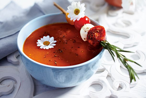 Tomatensuppe mit Mozzarellaspießchen Rezept Tomatensuppe mit Mozzarellaspießchen Rezept
