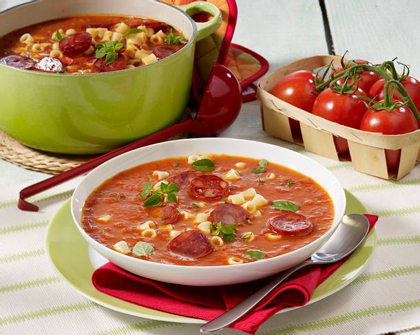 Tomatensuppe mit Nudeln und Wurst Rezept | LECKER