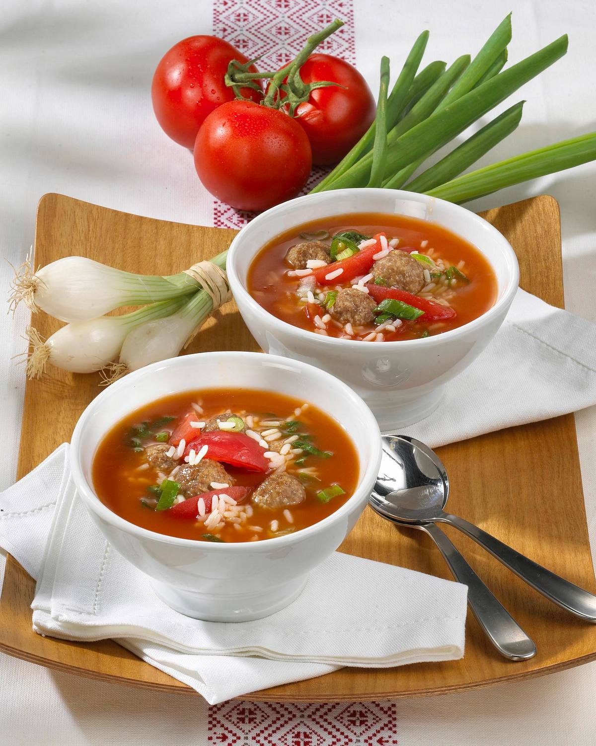 Tomatensuppe mit Reis und Hackbällchen Rezept