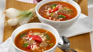 Tomatensuppe mit Reis und Hackbällchen Rezept - Foto: LECKER @ Bauer Media Group Tomatensuppe mit Reis und Hackbällchen Rezept - Foto: LECKER @ Bauer Media Group