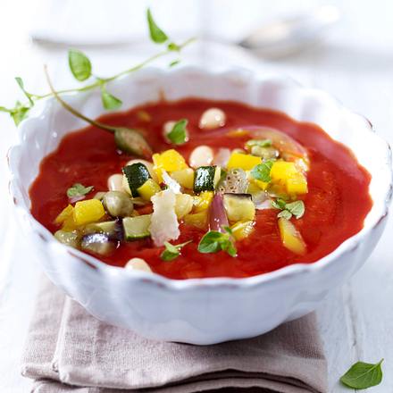 Tomatensuppe mit Zucchini, Tomaten, Paprika und Bohnenkernen Rezept Tomatensuppe mit Zucchini, Tomaten, Paprika und Bohnenkernen Rezept