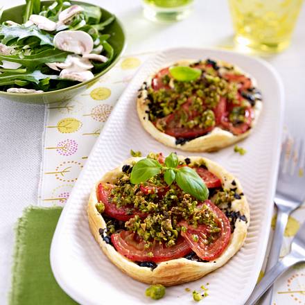 Tomatentörtchen mit Tapenade Rezept Tomatentörtchen mit Tapenade Rezept