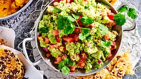 Tomaten-Guacamole in einem alufarbenen Topf mit Henkeln - Foto: LECKER @ Bauer Media Group Tomaten-Guacamole in einem alufarbenen Topf mit Henkeln - Foto: LECKER @ Bauer Media Group