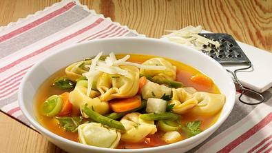 Tomatiger Tortellini-Eintopf Rezept - Foto: LECKER @ Bauer Media Group