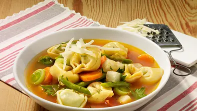 Tomatiger Tortellini-Eintopf Rezept - Foto: LECKER @ Bauer Media Group