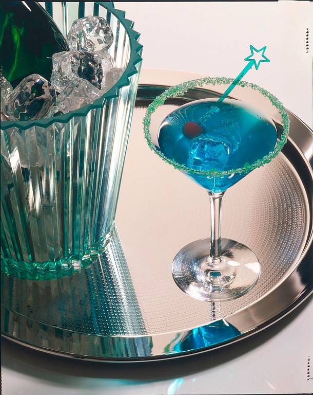 Tonic-Cocktail mit Blue Curacao Rezept | LECKER