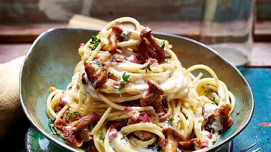 Cremig, cremiger, Sahne-Pasta mit Pfifferlingen. Da geht einfach nicht drüber! - Foto: LECKER @ Bauer Media Group