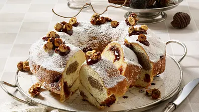 Topfen-Stollenkranz mit Pflaumenmus Rezept - Foto: LECKER @ Bauer Media Group