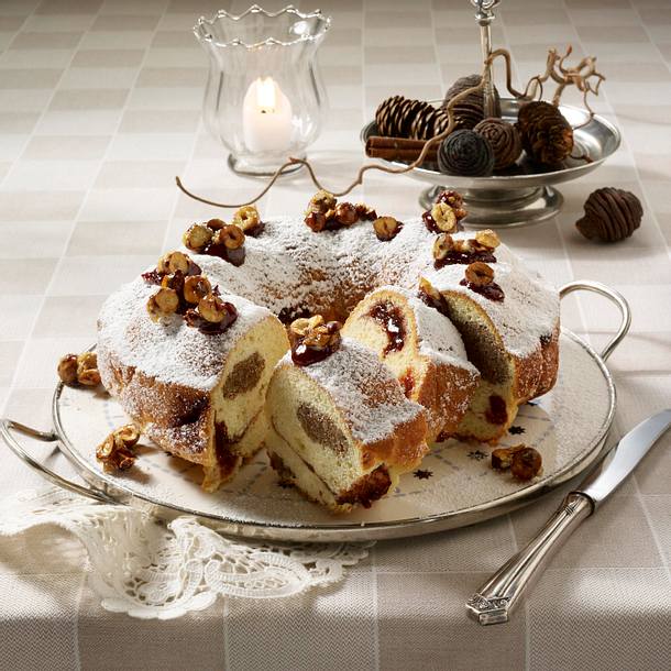 Topfen-Stollenkranz mit Pflaumenmus Rezept Topfen-Stollenkranz mit Pflaumenmus Rezept