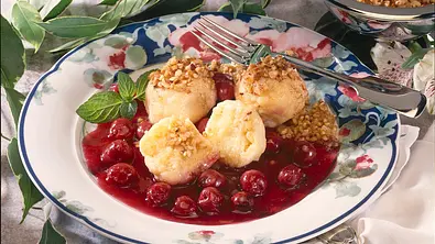 Topfenknödel mit Kirschkompott Rezept - Foto: LECKER @ Bauer Media Group