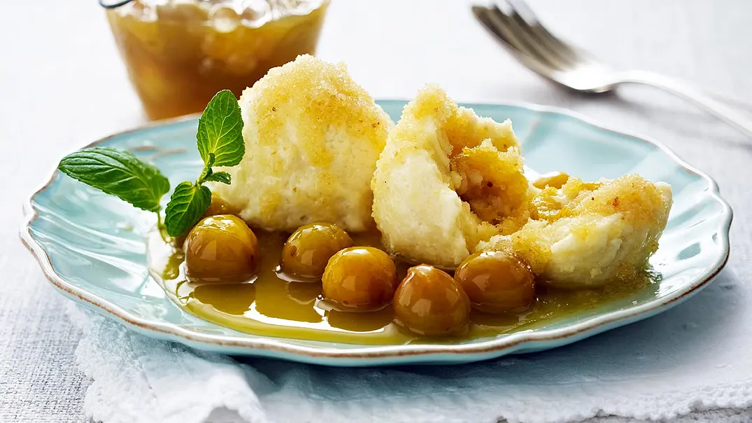 Topfenknödel mit Mirabellenfüllung und Mirabellenkompott Rezept - Foto: LECKER @ Bauer Media Group Topfenknödel mit Mirabellenfüllung und Mirabellenkompott Rezept - Foto: LECKER @ Bauer Media Group