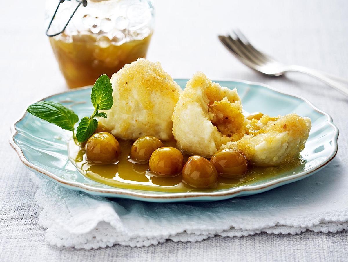 Topfenknödel mit Mirabellenfüllung und Mirabellenkompott Rezept