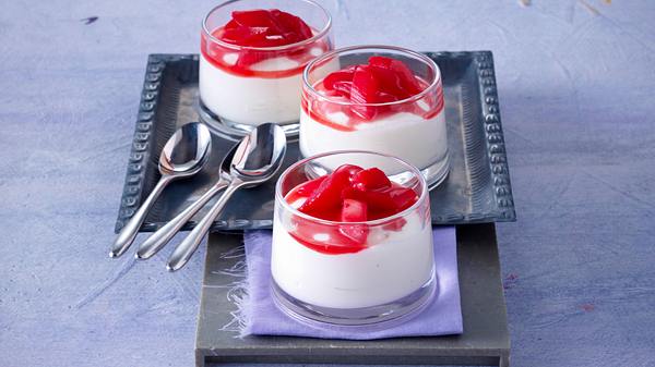 Topfenmousse mit geschmortem Rhabarber Rezept - Foto: House of Food / Bauer Food Experts KG