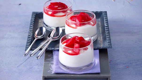 Topfenmousse mit geschmortem Rhabarber Rezept - Foto: LECKER @ Bauer Media Group Topfenmousse mit geschmortem Rhabarber Rezept - Foto: LECKER @ Bauer Media Group