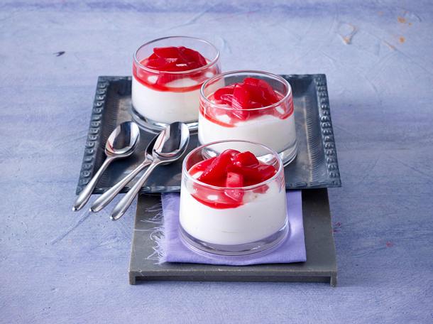 Topfenmousse mit geschmortem Rhabarber Rezept Topfenmousse mit geschmortem Rhabarber Rezept