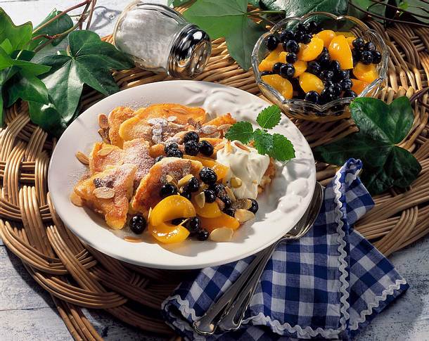 Topfenschmarrn mit Aprikosen und Heidelbeeren Rezept Topfenschmarrn mit Aprikosen und Heidelbeeren Rezept