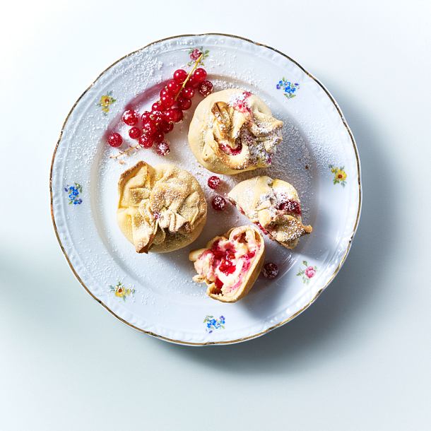 Topfenstrudel-Knäuel mit Johannisbeeren Rezept Topfenstrudel-Knäuel mit Johannisbeeren Rezept