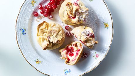 Topfenstrudel-Knäuel mit Johannisbeeren Rezept - Foto: House of Food / Bauer Food Experts KG