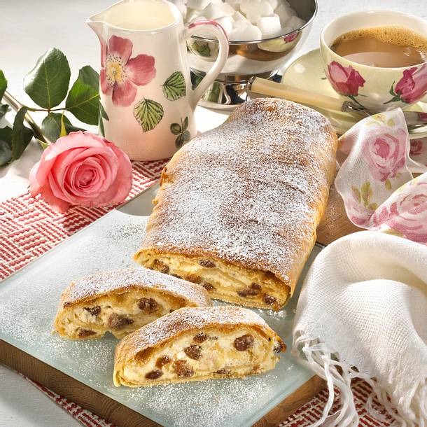 Topfenstrudel mit Rosinen Rezept Topfenstrudel mit Rosinen Rezept