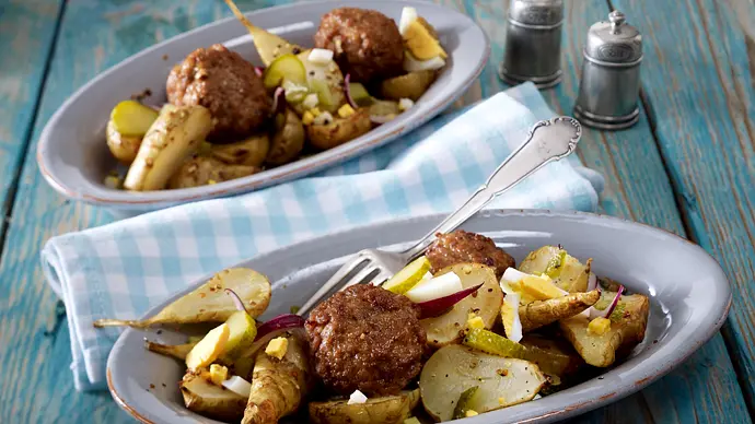 Topinambur-Salat in Senfvinaigrette zu Frikadellen Rezept - Foto: LECKER @ Bauer Media Group Topinambur-Salat in Senfvinaigrette zu Frikadellen Rezept - Foto: LECKER @ Bauer Media Group