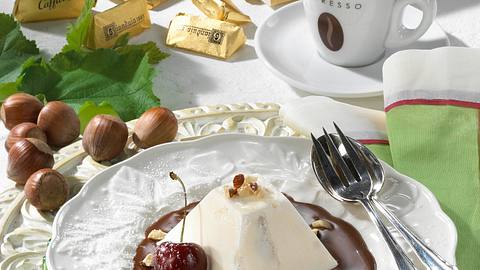 Torrone-Eis mit Schoko-Sahne Rezept - Foto: House of Food / Bauer Food Experts KG