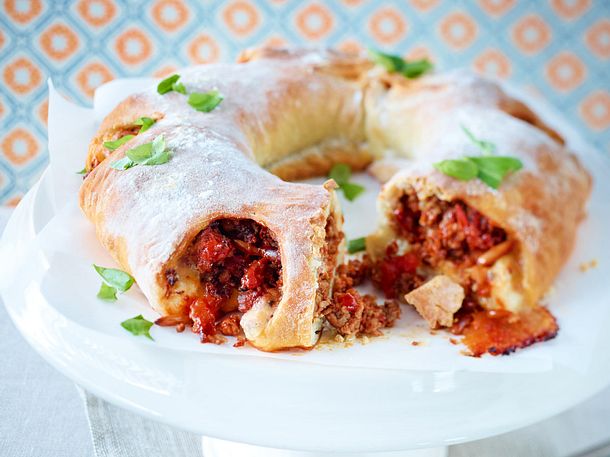 Tortano mit Tomatenhack und Mozzarella Tortano mit Tomatenhack und Mozzarella