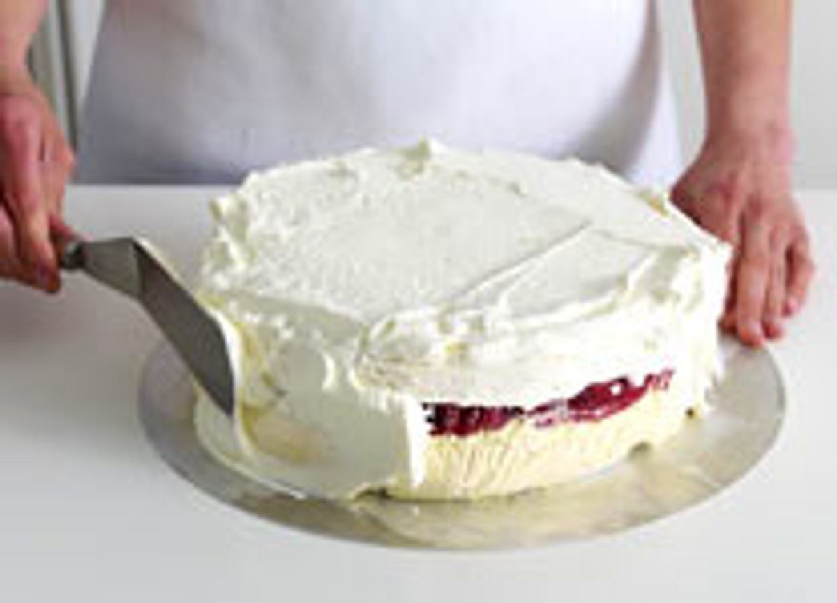 Torten backen - Geling-Tipps für sahnige Prachtstücke - torte_mit_creme_einstreichen