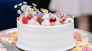 Eine festliche, mit bunten Blumen dekorierte Torte - Foto: iStock/Michelle Mahlke-Sloniecki