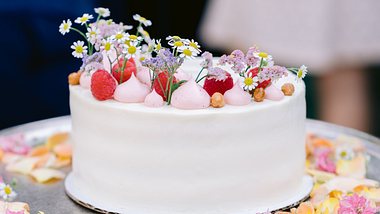 Eine festliche, mit bunten Blumen dekorierte Torte - Foto: iStock/Michelle Mahlke-Sloniecki