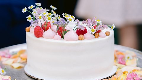Eine festliche, mit bunten Blumen dekorierte Torte - Foto: iStock/Michelle Mahlke-Sloniecki