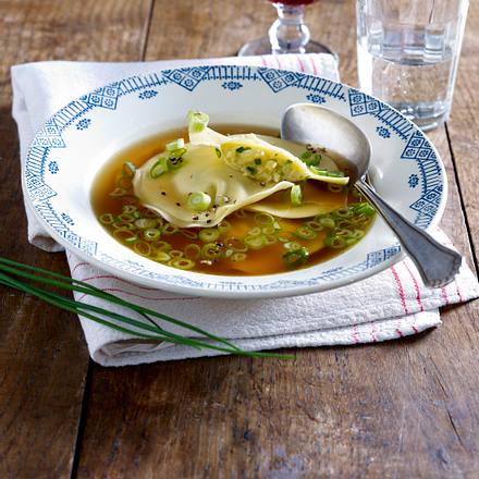 Tortelli mit Kartoffel-Käse-Füllung in kräftiger Fleischbrühe Rezept
