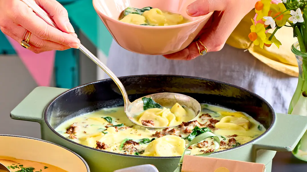 Tortellini-Bolo-bianco-Suppe Rezept - Foto: LECKER @ Bauer Media Group Tortellini-Bolo-bianco-Suppe Rezept - Foto: LECKER @ Bauer Media Group